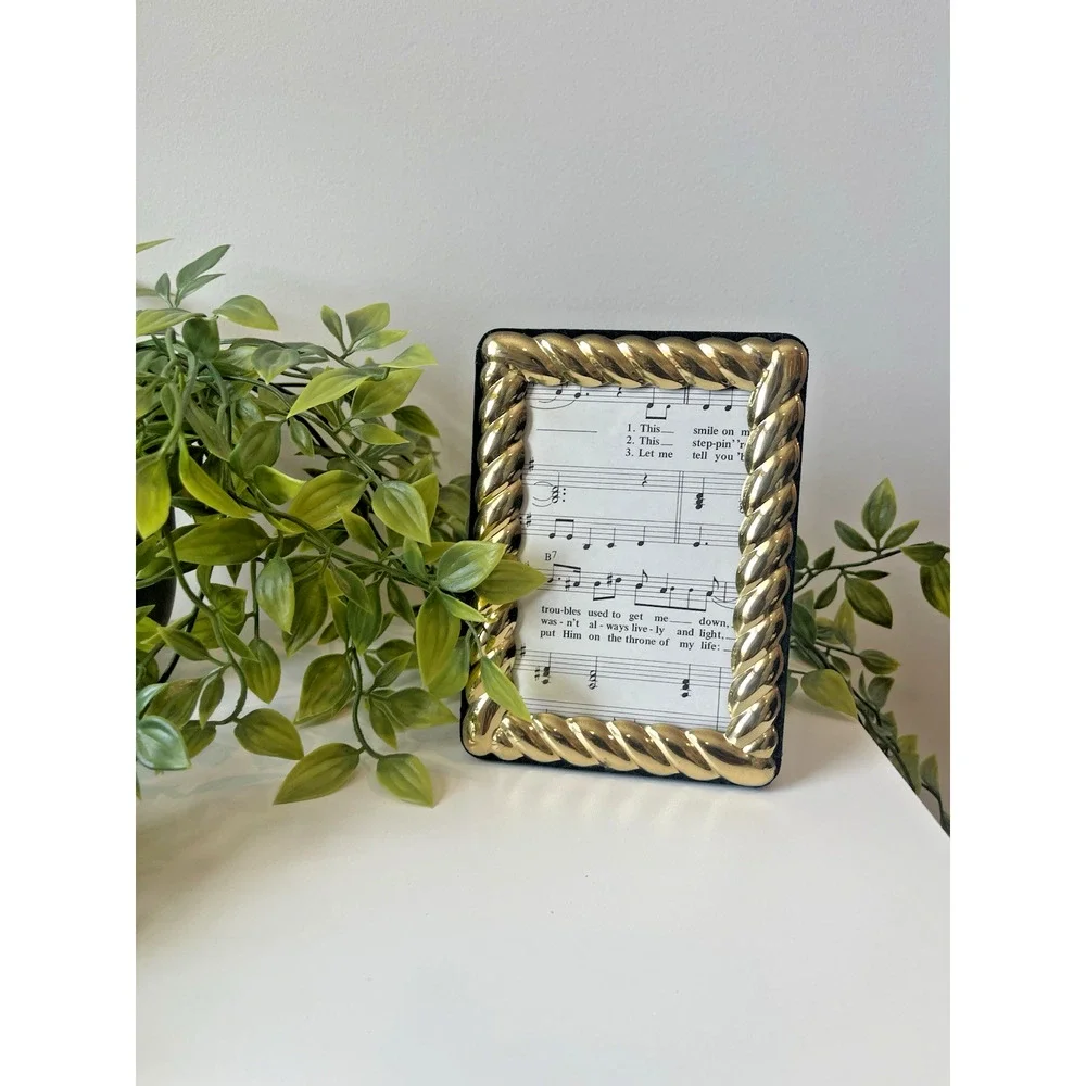 Vintage Gold Twist Frame 3.5x5 Photo Minimalist Modern Vintage 90s Sleek Simple